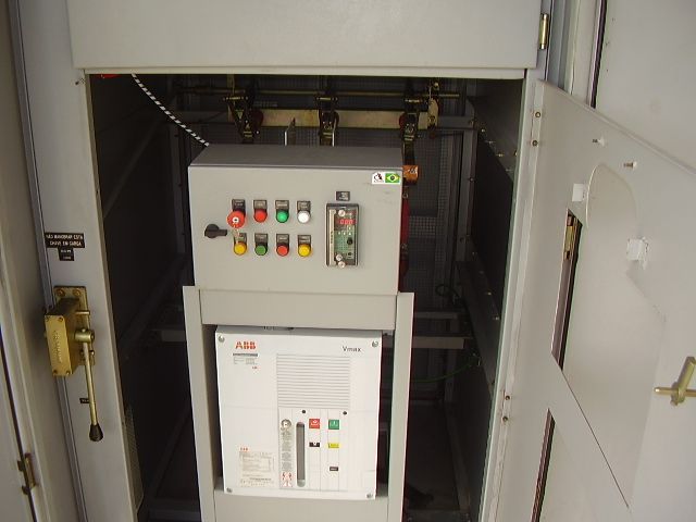 Um painel de controle com vários botões