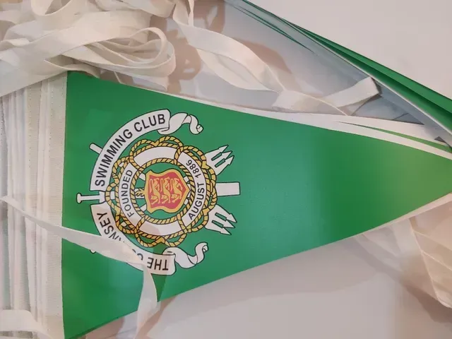 Eine grüne Flagge mit der Aufschrift Schwimmverein