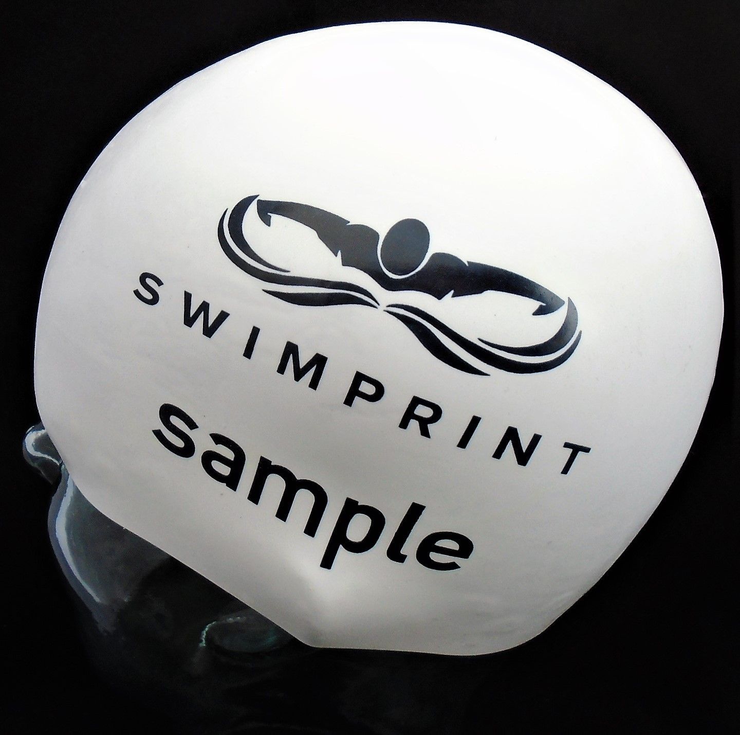 Eine weiße Badekappe mit der Aufschrift „Swimprint Sample“