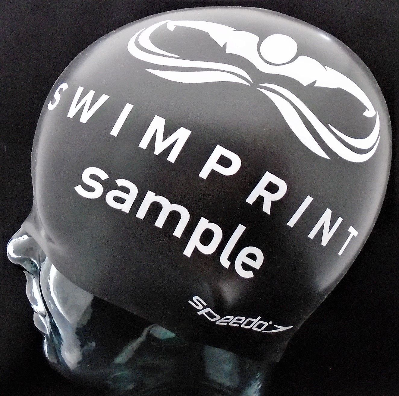 Eine schwarze Badekappe mit der Aufschrift „Swim Print Sample“
