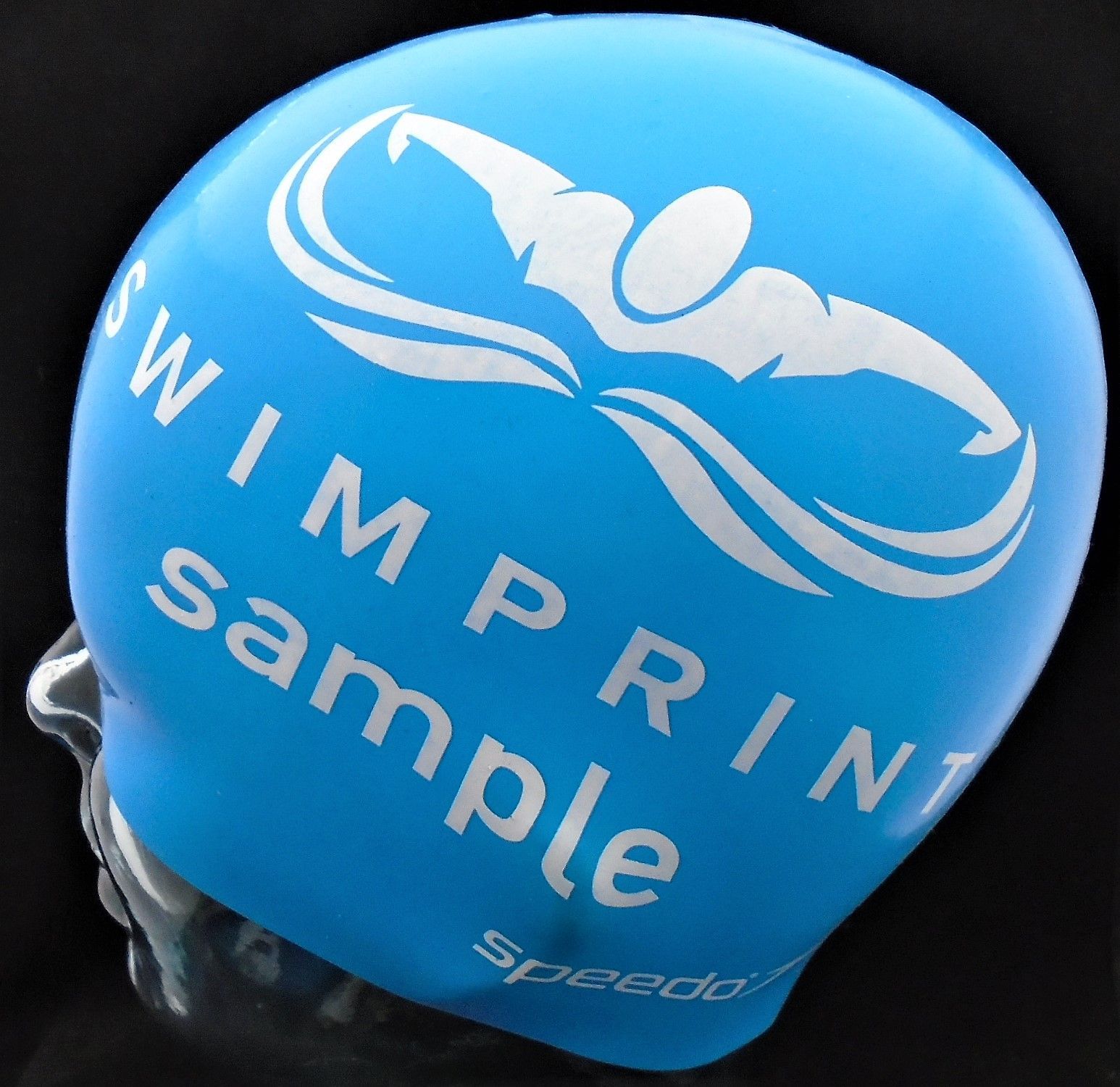 Eine blaue Badekappe mit der Aufschrift „Swimprint Sample“