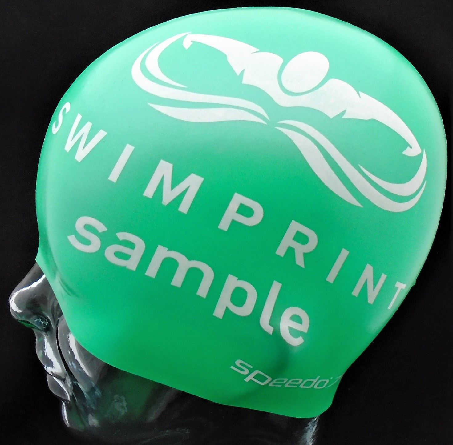 Eine grüne Badekappe mit der Aufschrift „Swimprint Sample“