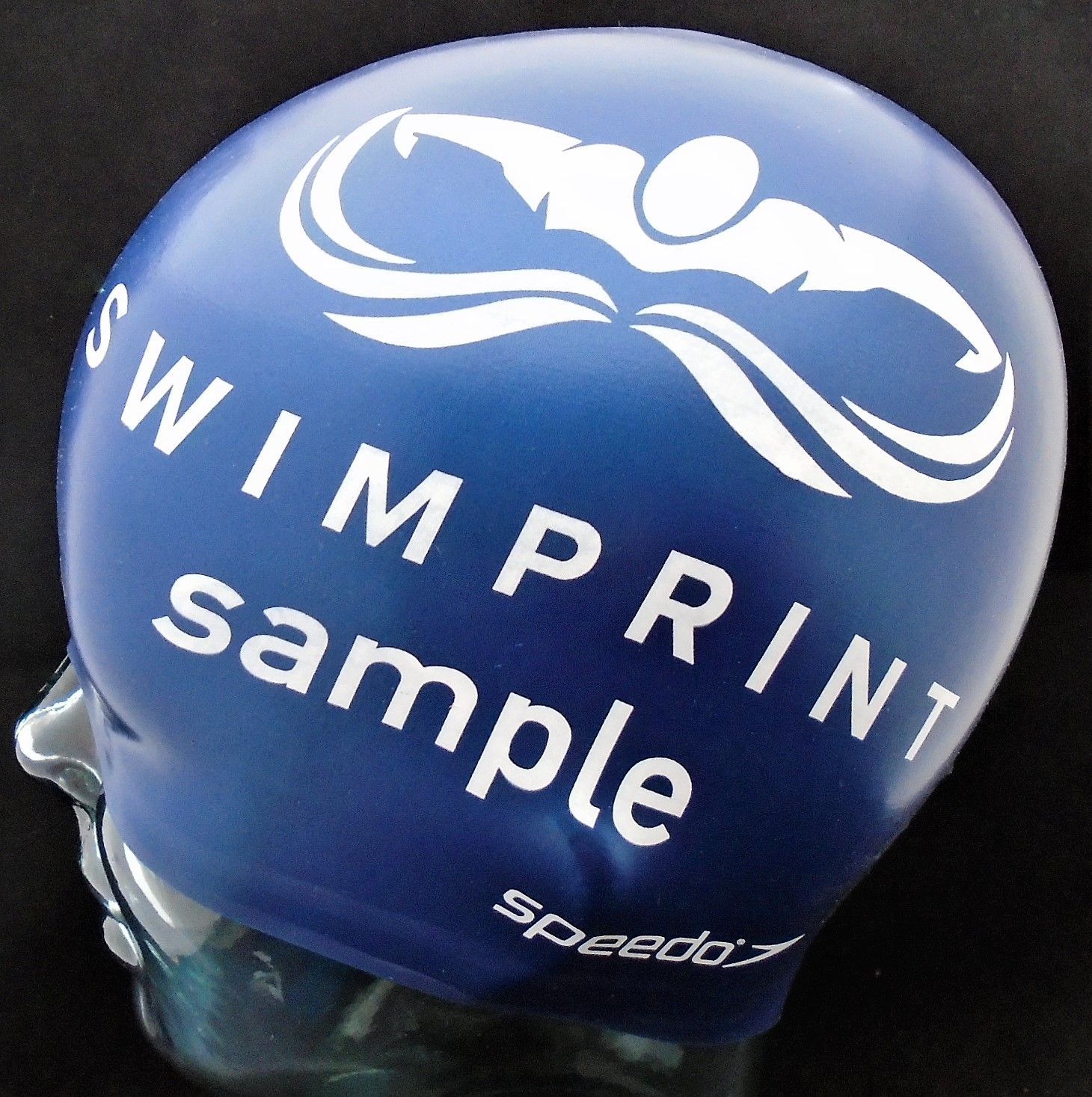 Eine blaue Badekappe mit der Aufschrift „Swimprint Sample“