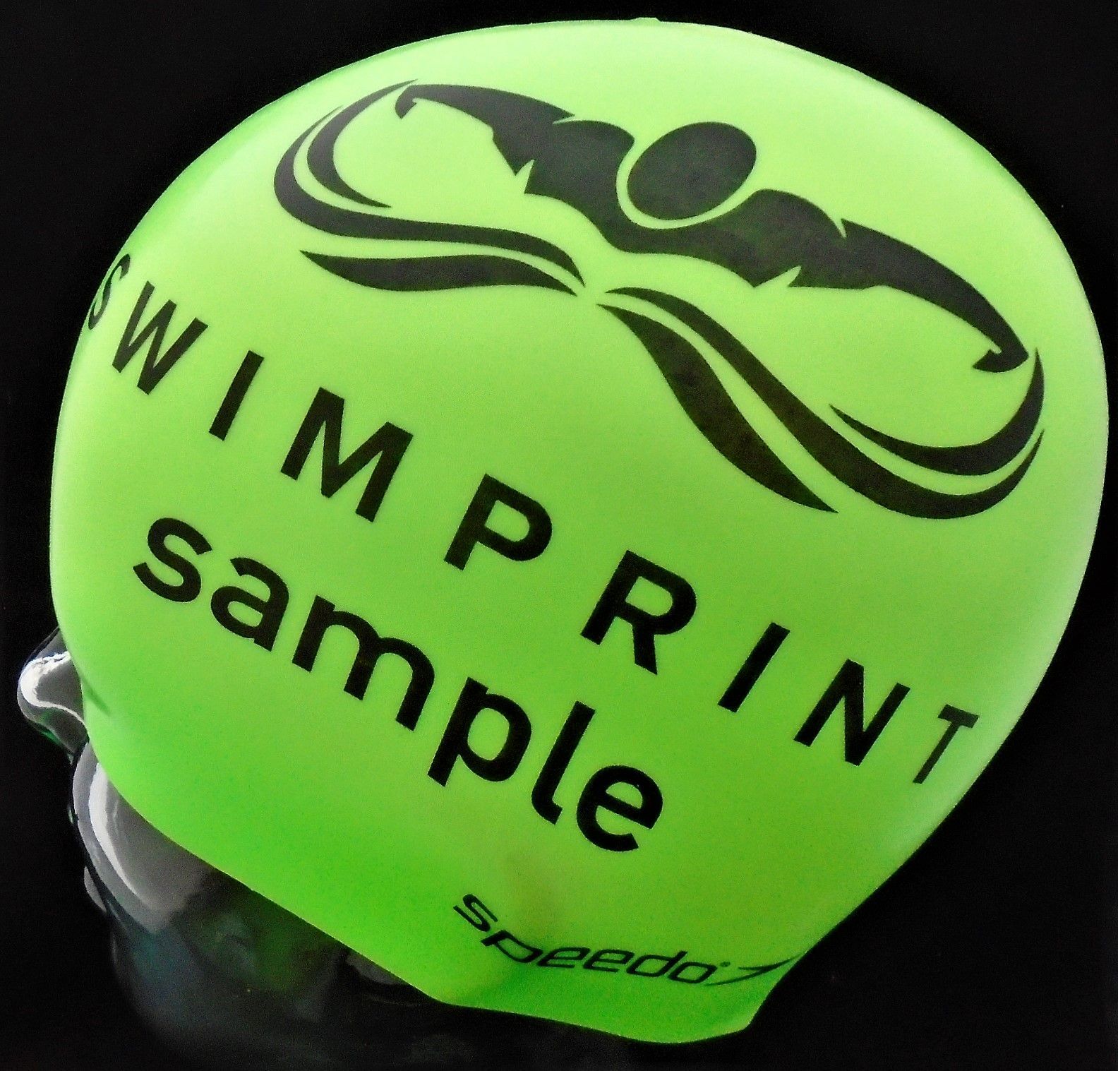 Eine grüne Badekappe mit der Aufschrift „Swimprint Sample“
