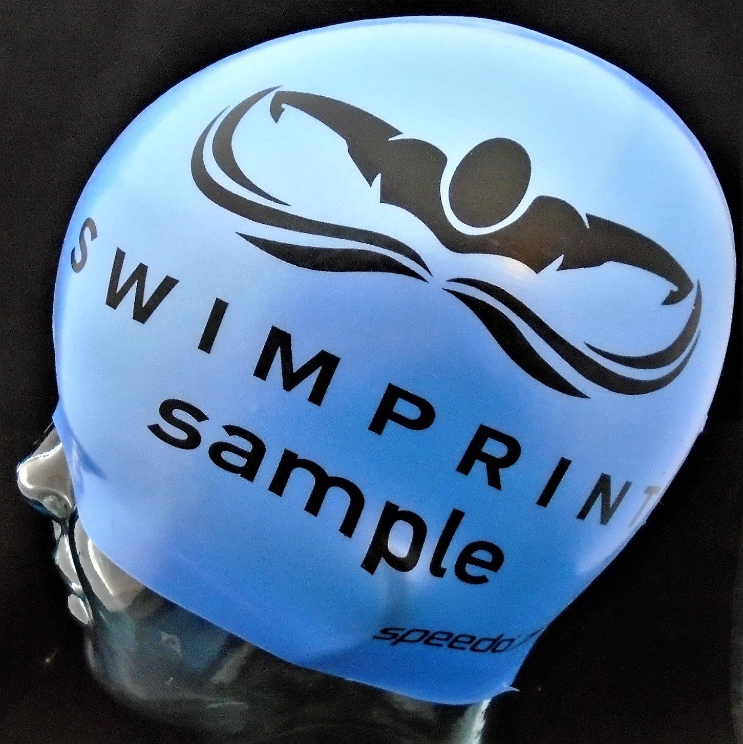 Eine blaue Badekappe mit der Aufschrift „Swimprint Sample“