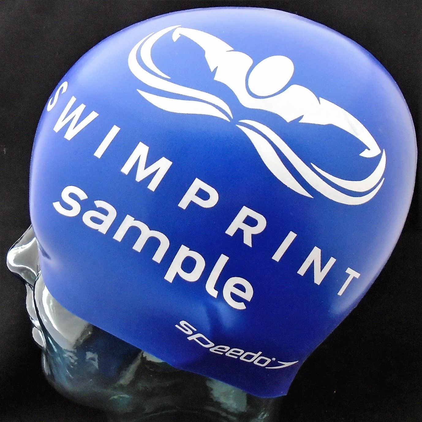 Eine blaue Badekappe mit der Aufschrift „Swim Print Sample“