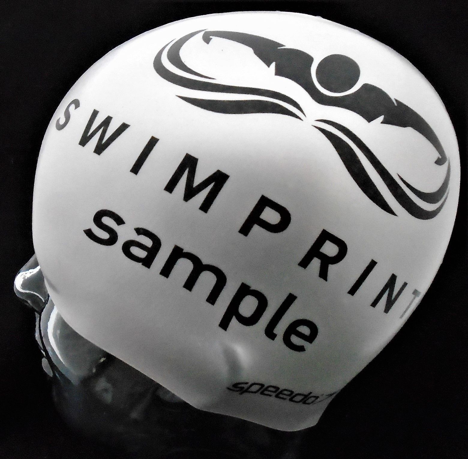 Eine weiße Badekappe mit der Aufschrift „Swimprint Sample“