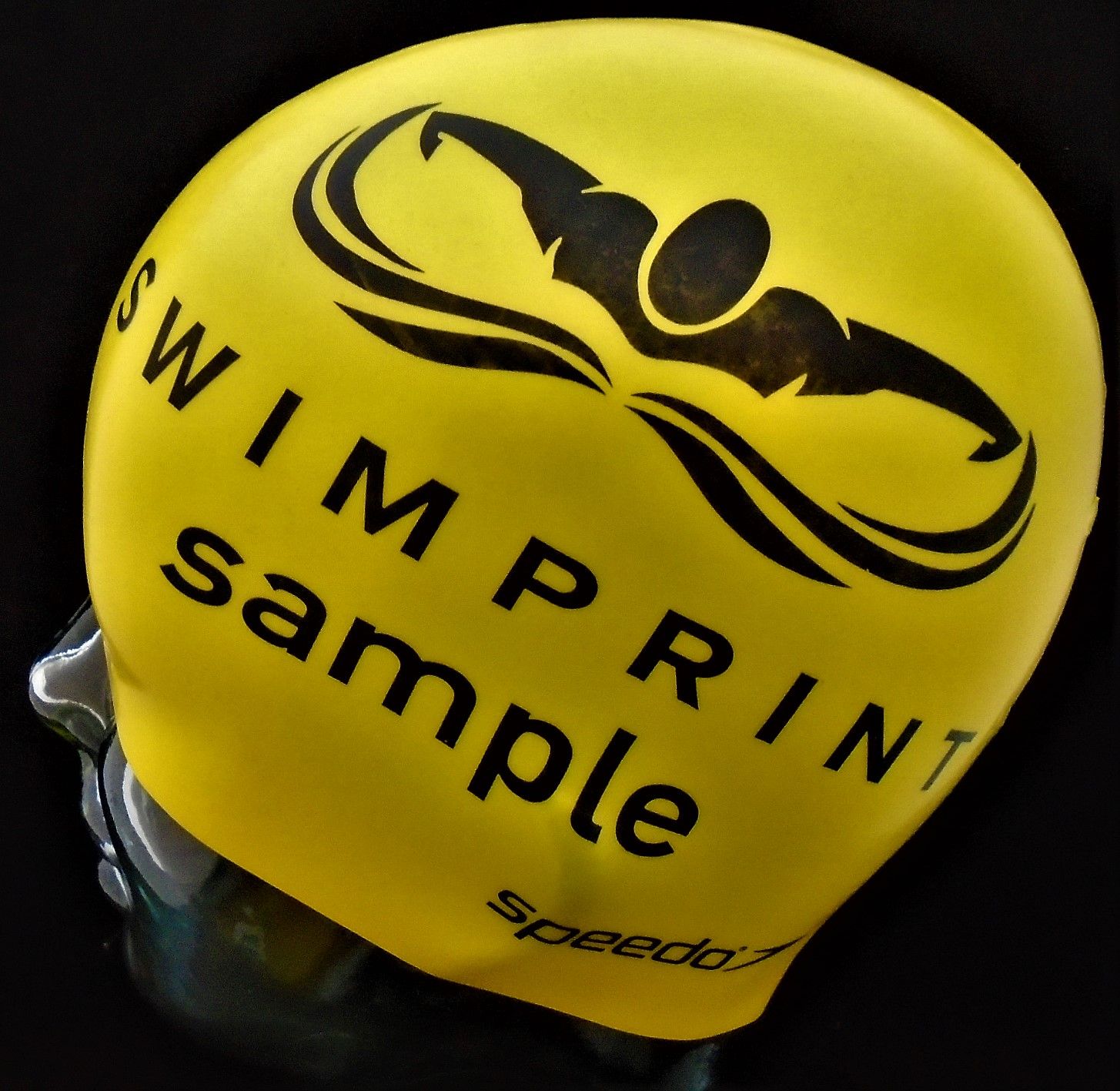Eine gelbe Badekappe mit der Aufschrift „Swimprint Sample“