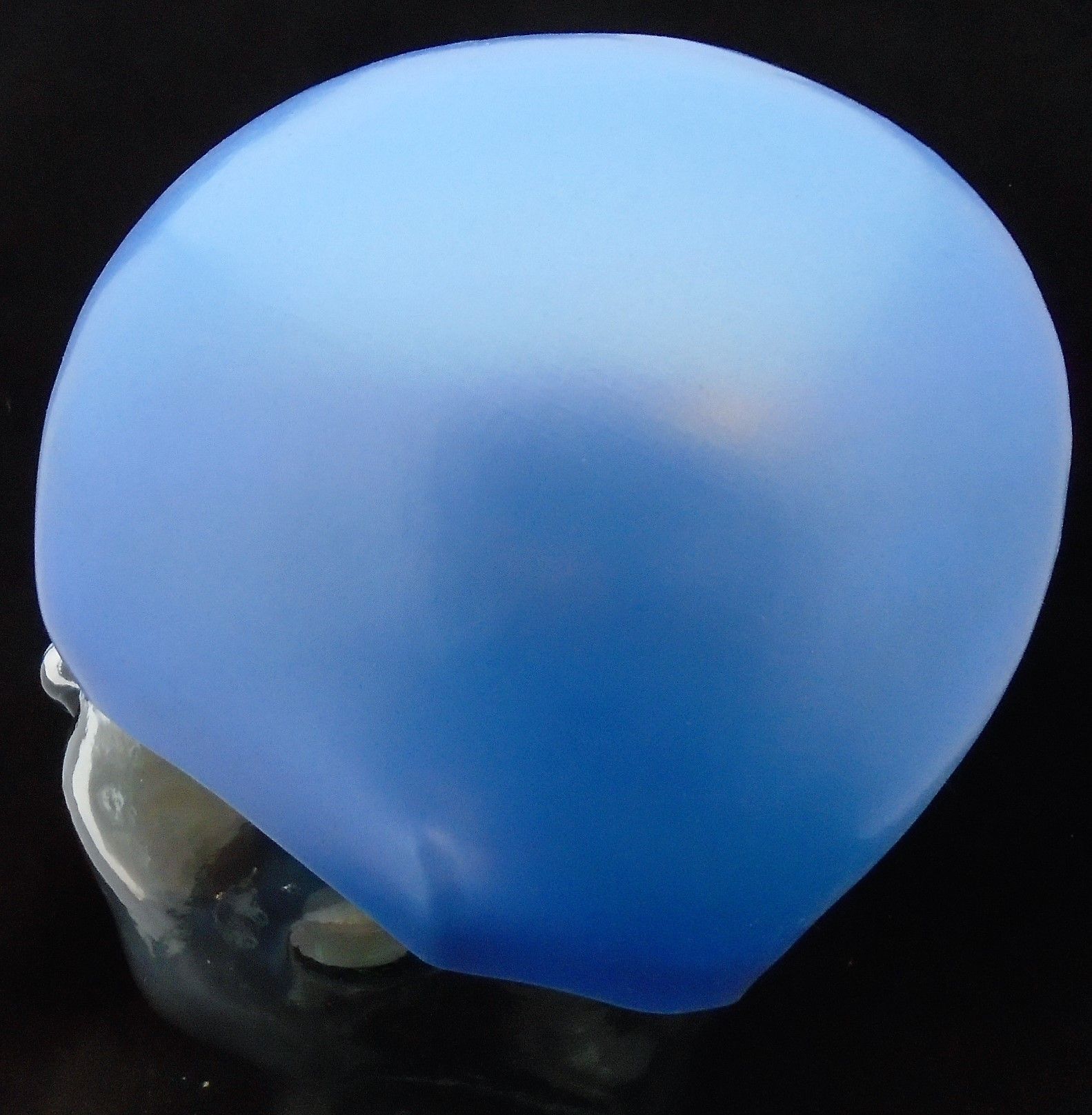 Eine blaue Badekappe ist auf einem Schaufensterpuppenkopf