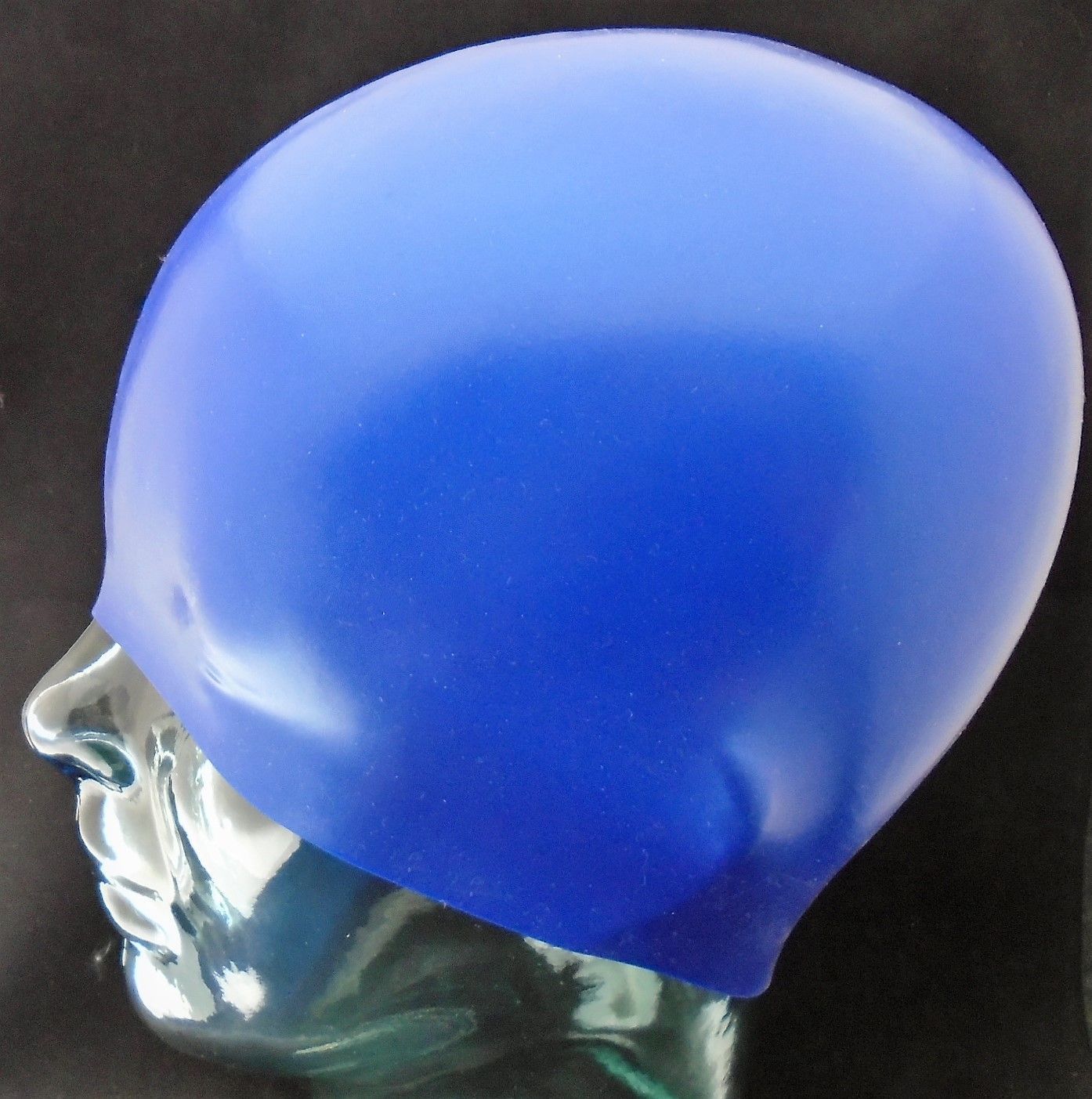 Eine blaue Badekappe ist auf einem Schaufensterpuppenkopf