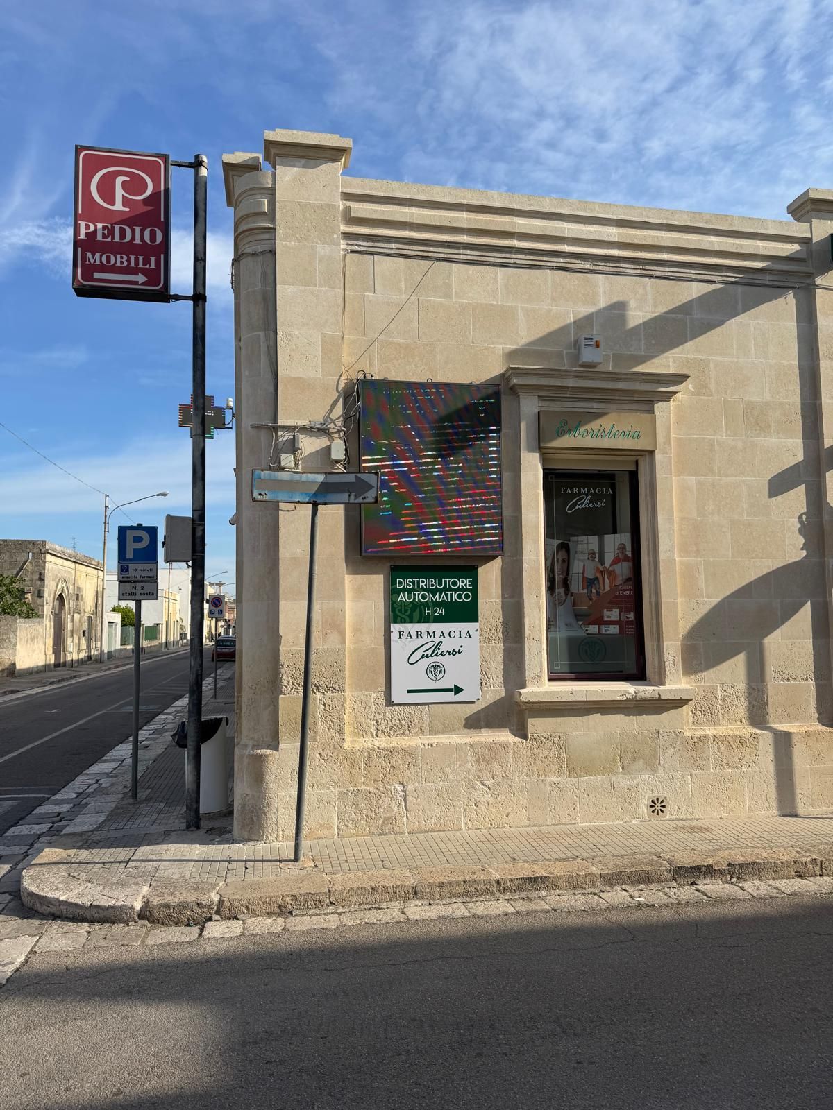 Una fila di bottiglie su uno scaffale, una delle quali ha la parola Carbell sopra