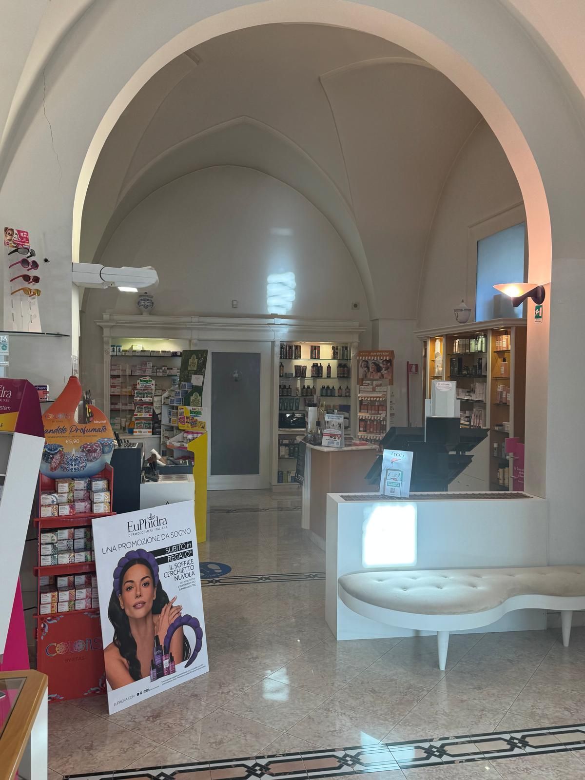 Una farmacia con la foto di una donna sul bancone