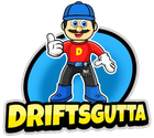 Tegneseriefigur med bart, rød skjorte, blå caps, tommelen opp og logoen «DRIFTSGUTTA».