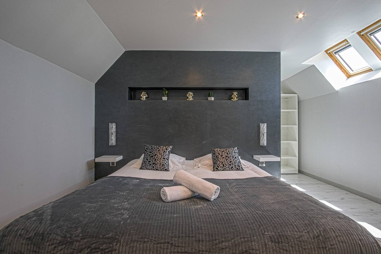 Lit double dans la chambre