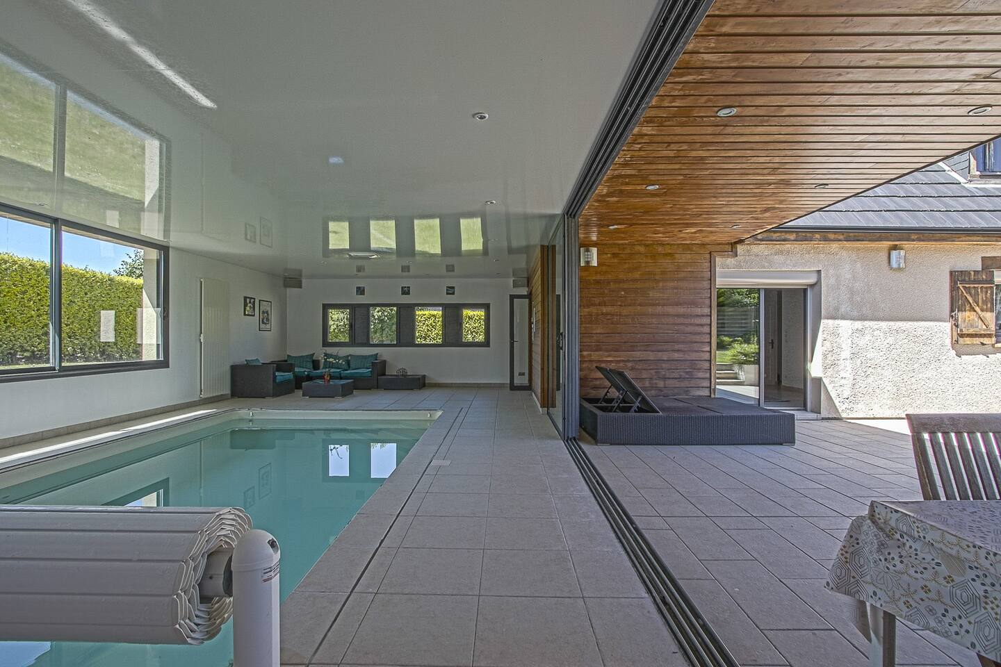 Piscine avec vue sur la terrasse
