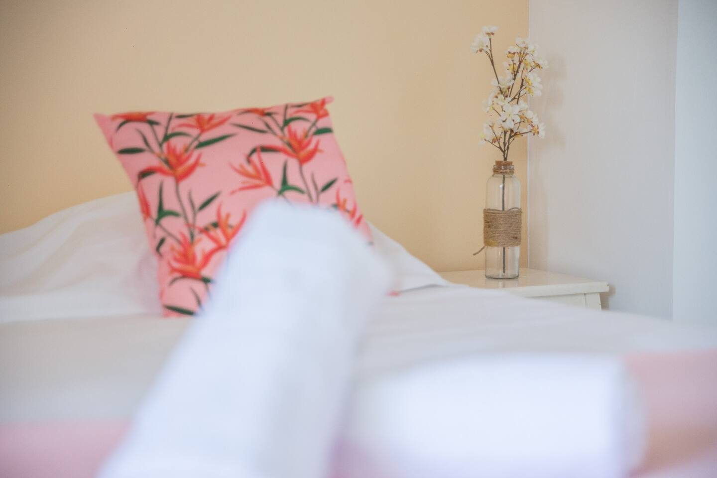 Serviette sur l'autre lit