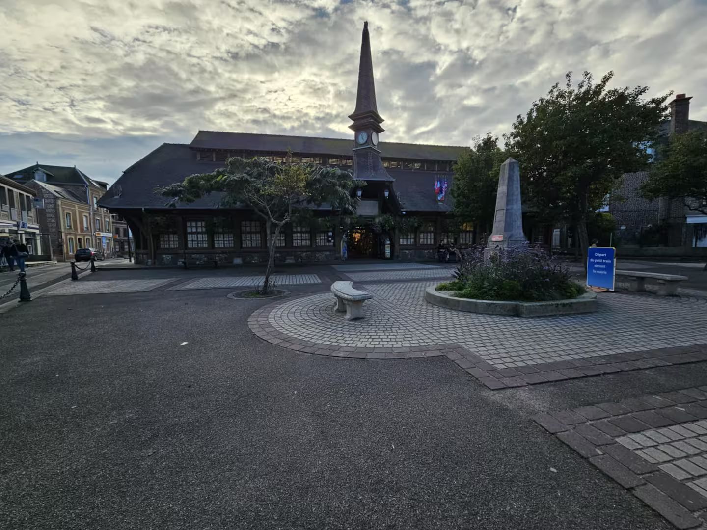 Marché couvert d'Etretat à côté d'un gite