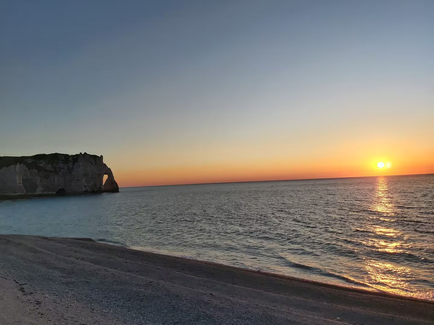 Vue des falaises d'Etretat depuis la plage
