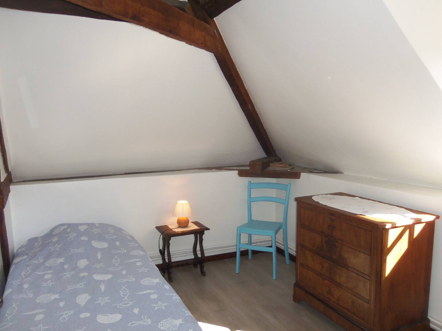 Chambre avec lit simple
