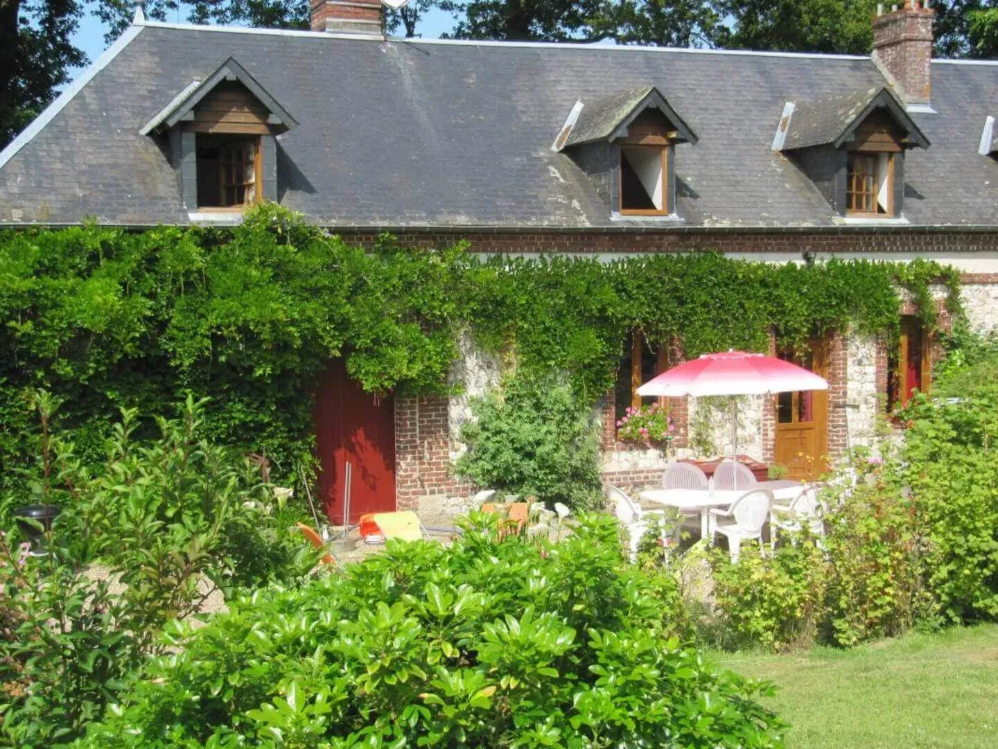 Photo de la façade du gite à Etretat