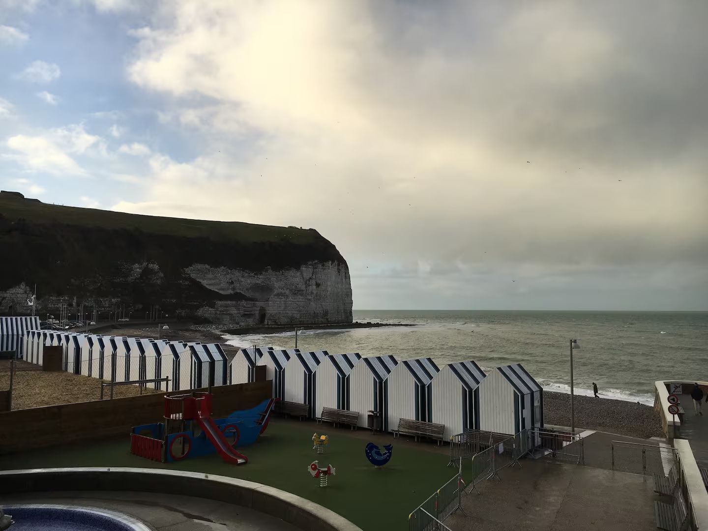 Vue sur les falaises d'Etretat depuis la plage