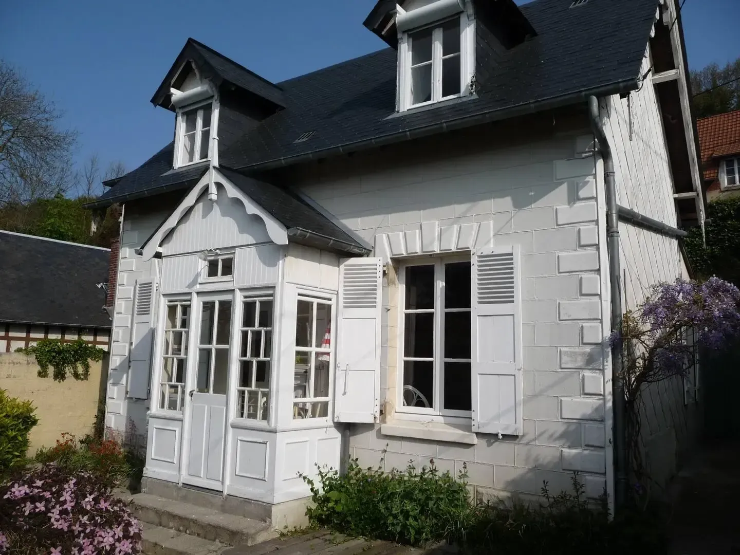 Façade de La Raymonde