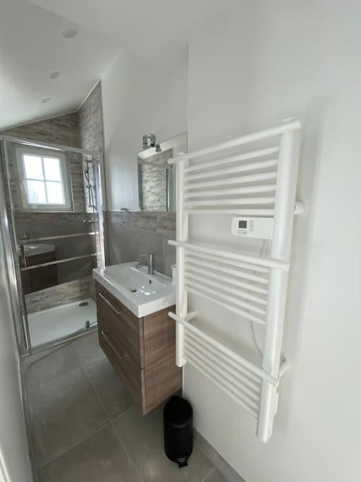 Gite en plein centre d'Etretat Salle de bain cabine de douche
