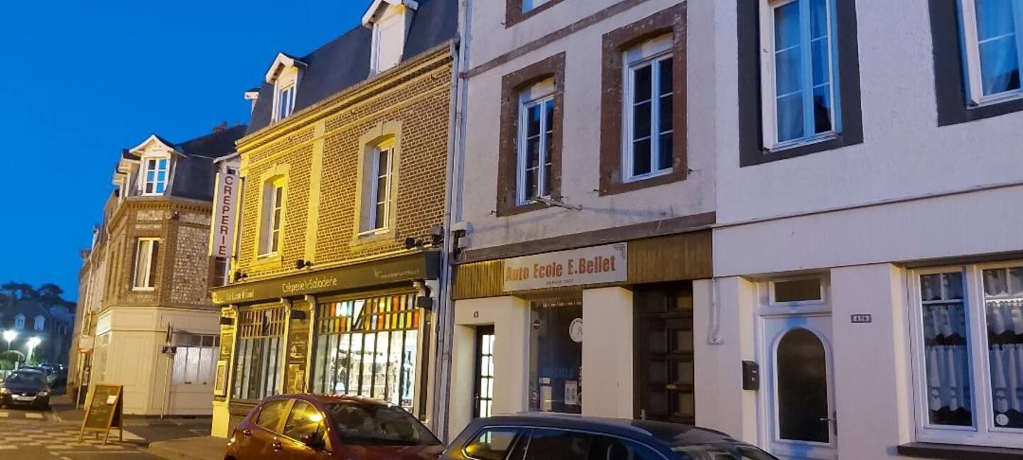 Vue de la façade dans la rue