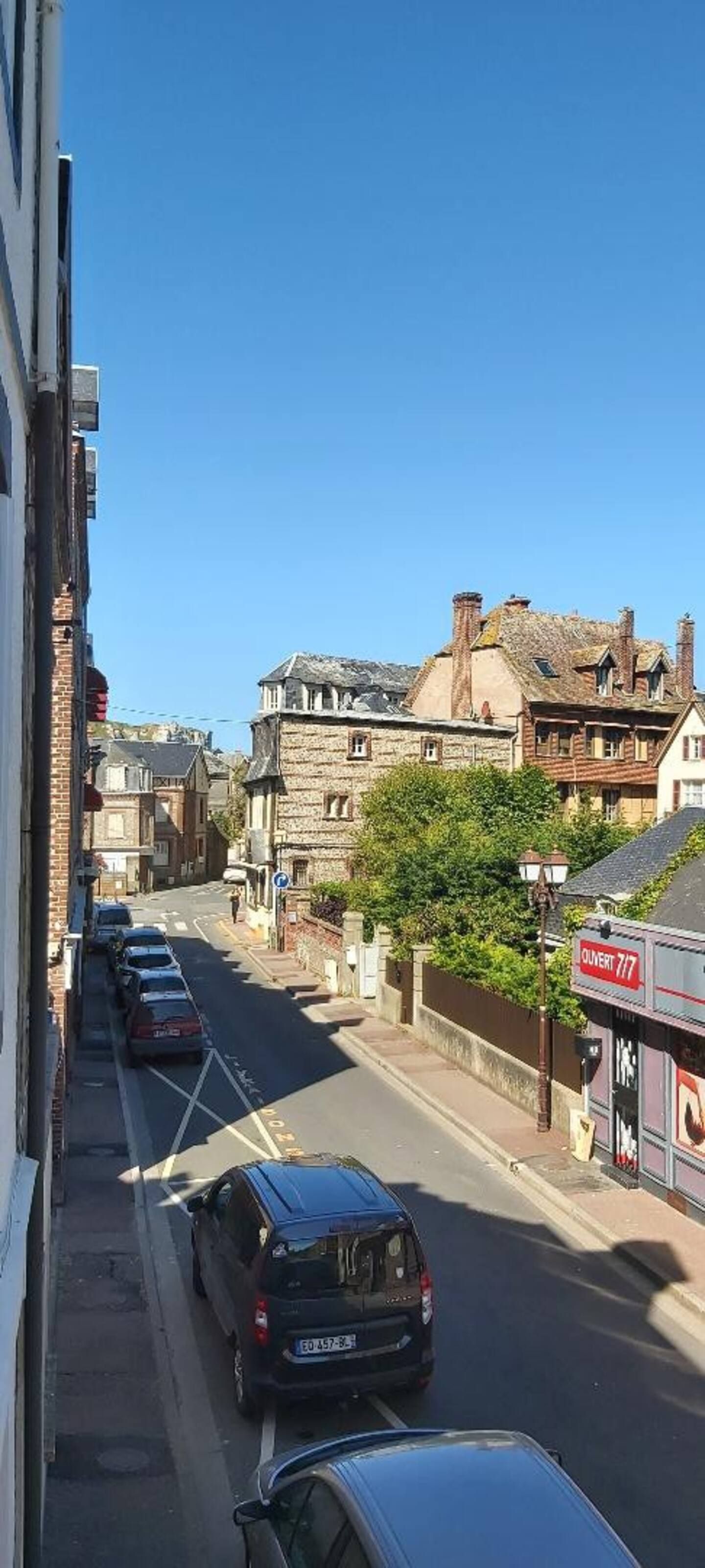 Vue de la rue depuis l'appartement