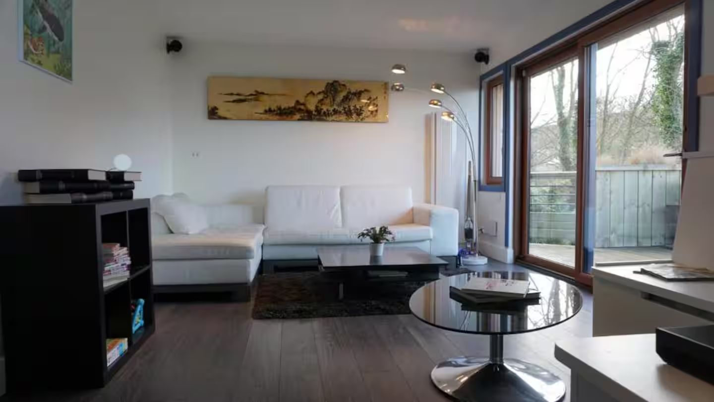 Un salon avec un canapé et une table basse