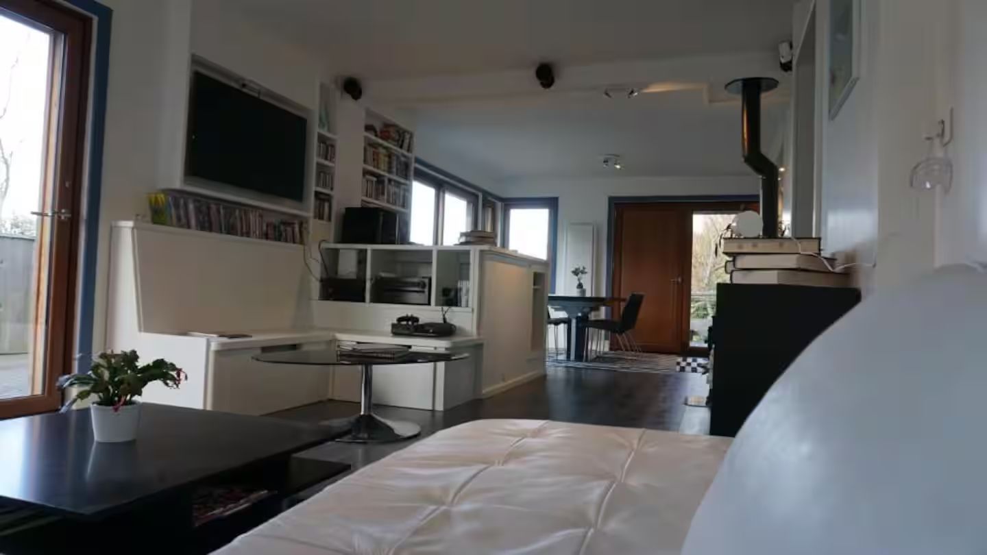 Un salon avec un canapé, une table et une télévision.