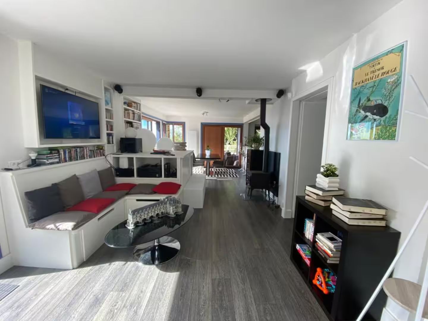 Un salon avec un canapé, une table et une télévision.