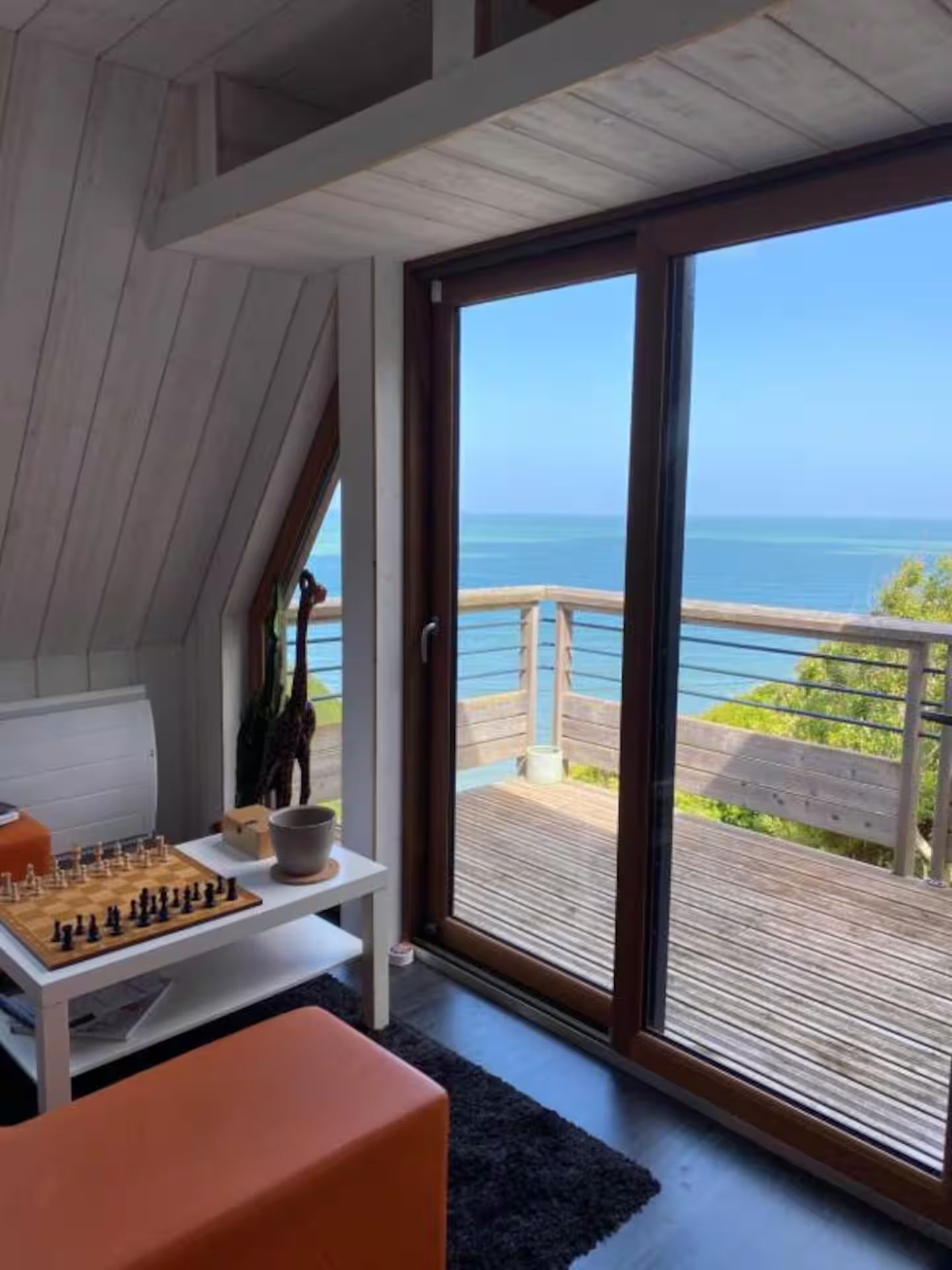 Un salon avec un balcon donnant sur l'océan