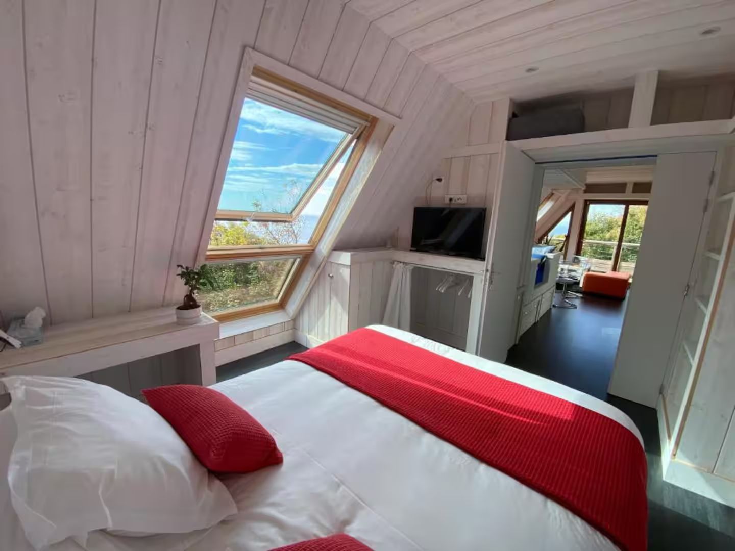 Une chambre avec un lit king size et une fenêtre