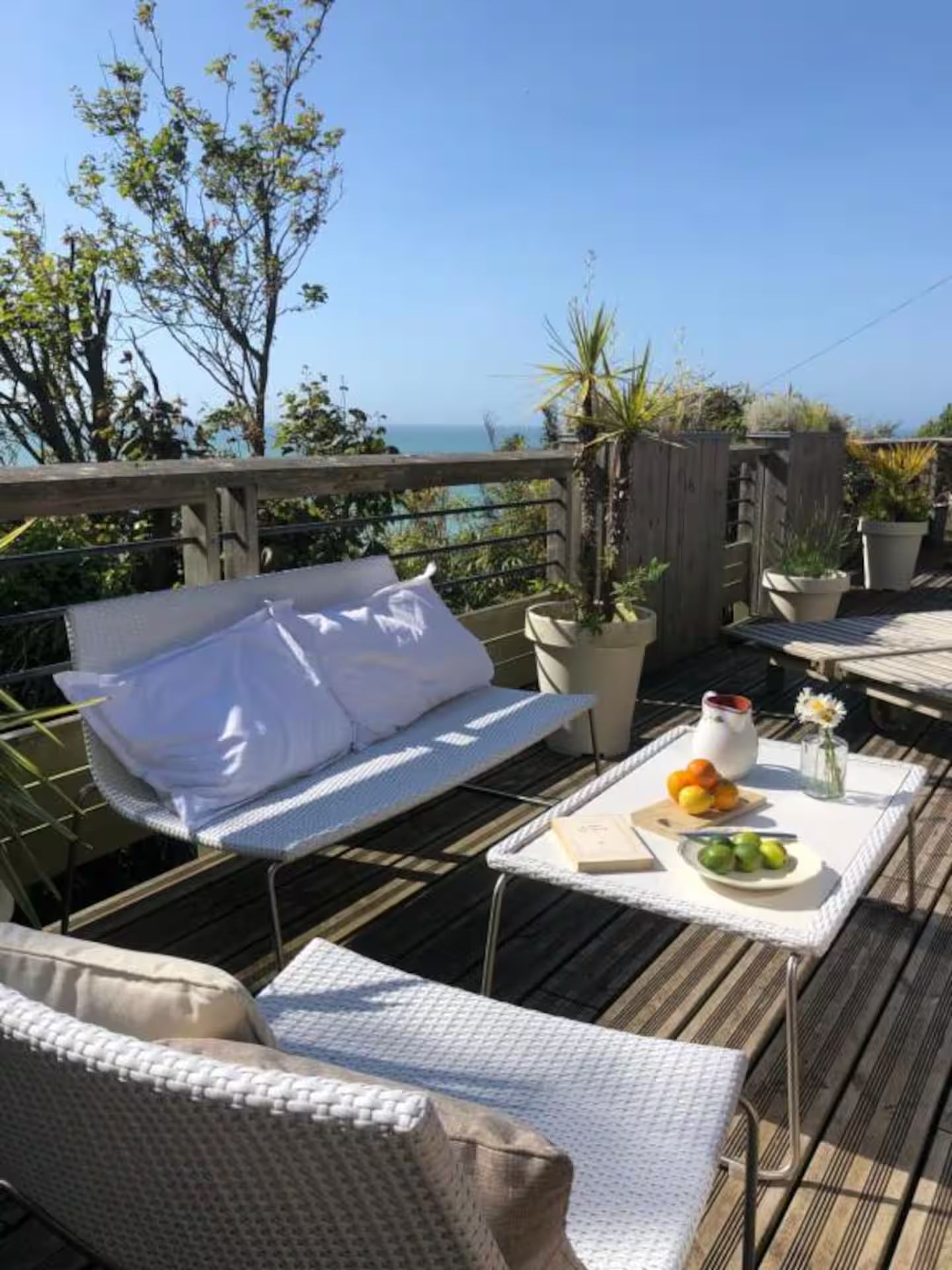 Un patio avec un canapé et une table avec vue sur l'océan.