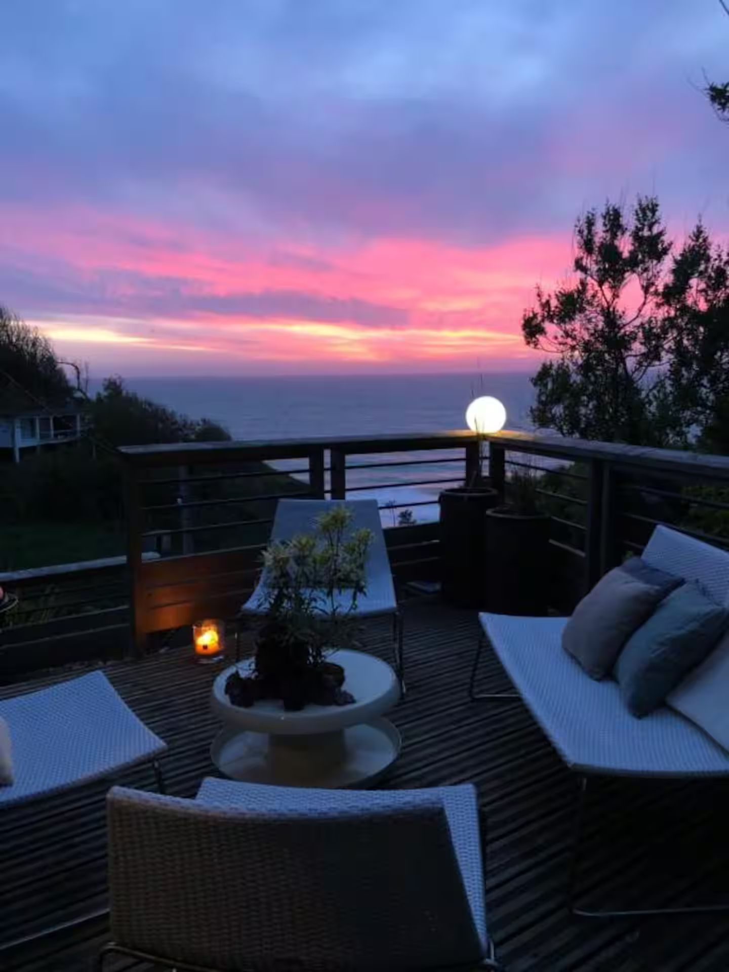Une terrasse avec vue sur l'océan au coucher du soleil