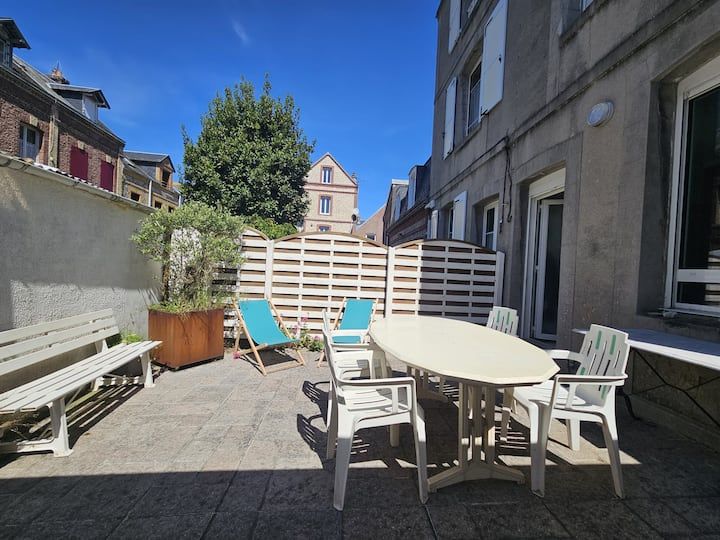 Gite la cabane de marin vue de l'extérieur avec terrasse et table pour profiter du soleil