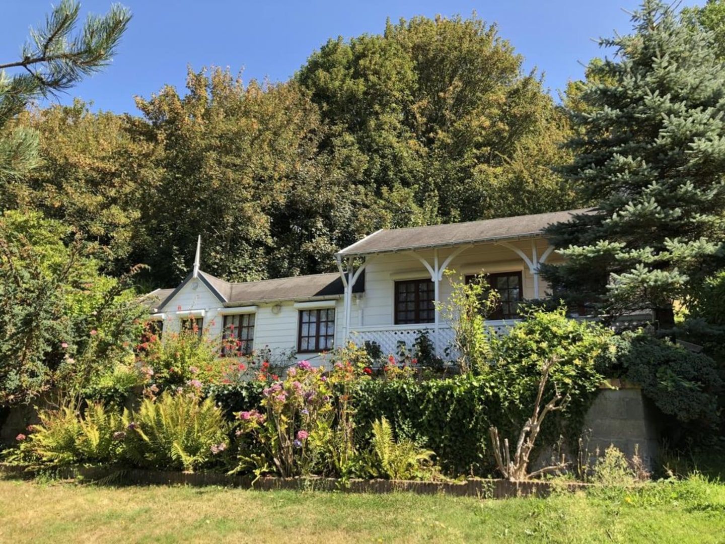 chalet des falaises gite fécamp vue intérieure et extérieure terrasse jardin canapé lits