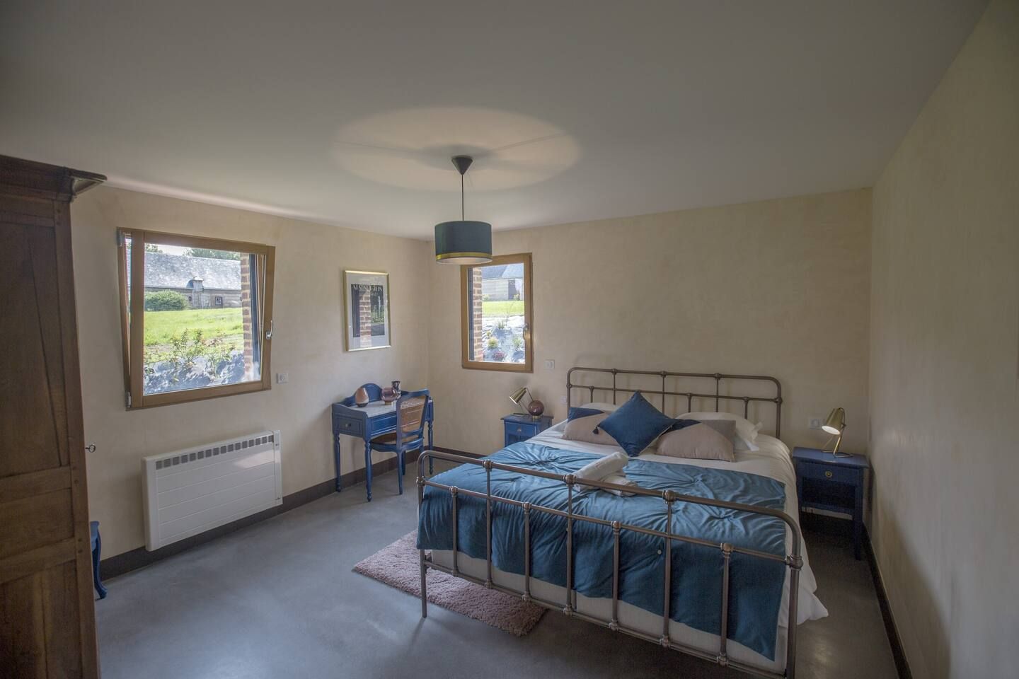 Une chambre avec vue sur le jardin dans le gite du domaine de la valaine à Etretat