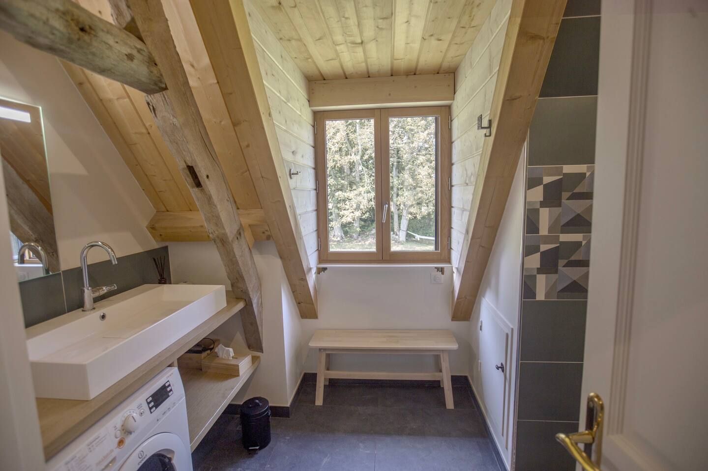 Salle de bain avec vue sur le jardin dans le gite du domaine de la valaine à Etretat