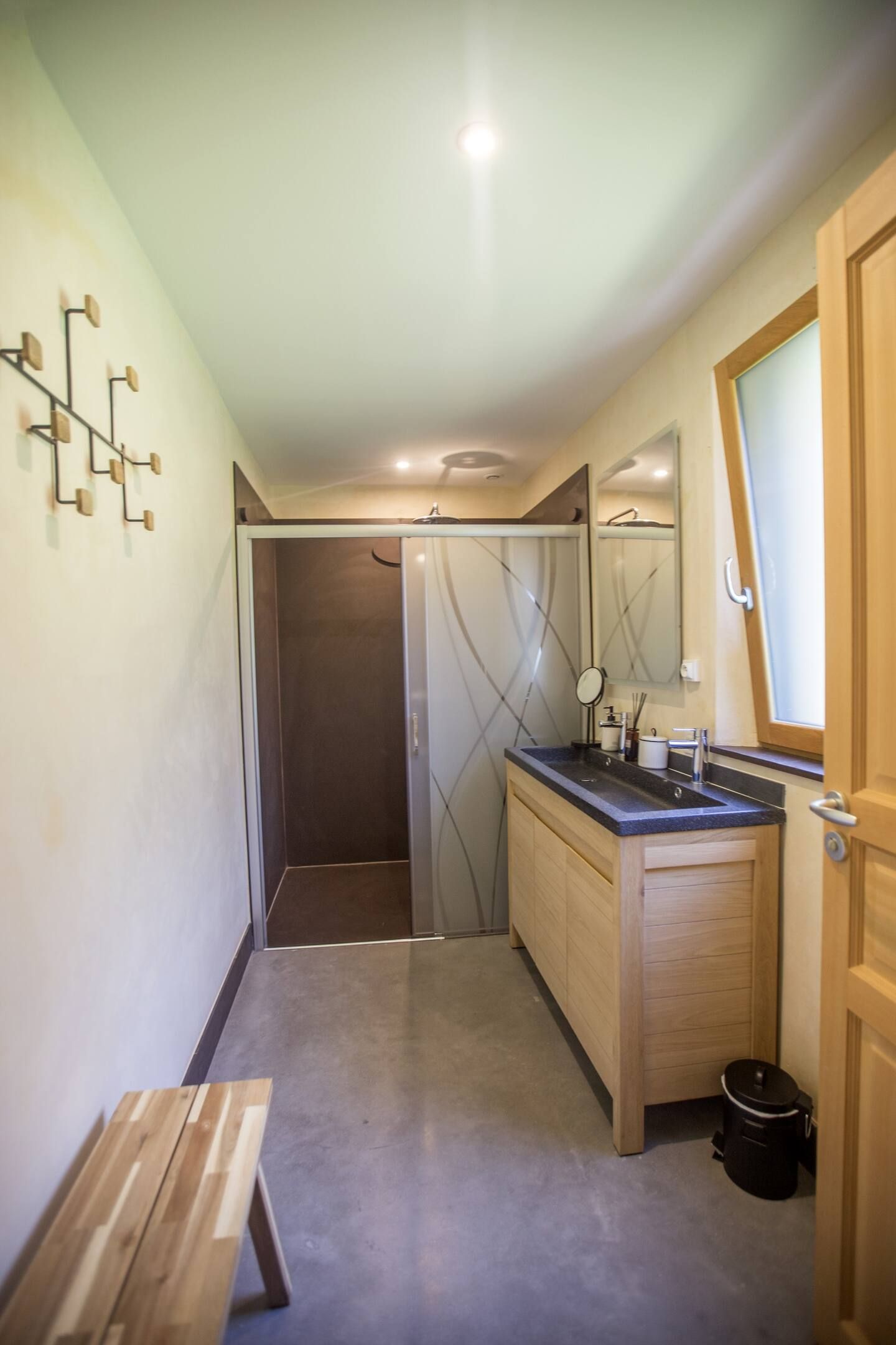 Autre salle de bain avec douche à l'italienne dans le gite du domaine de la valaine à Etretat