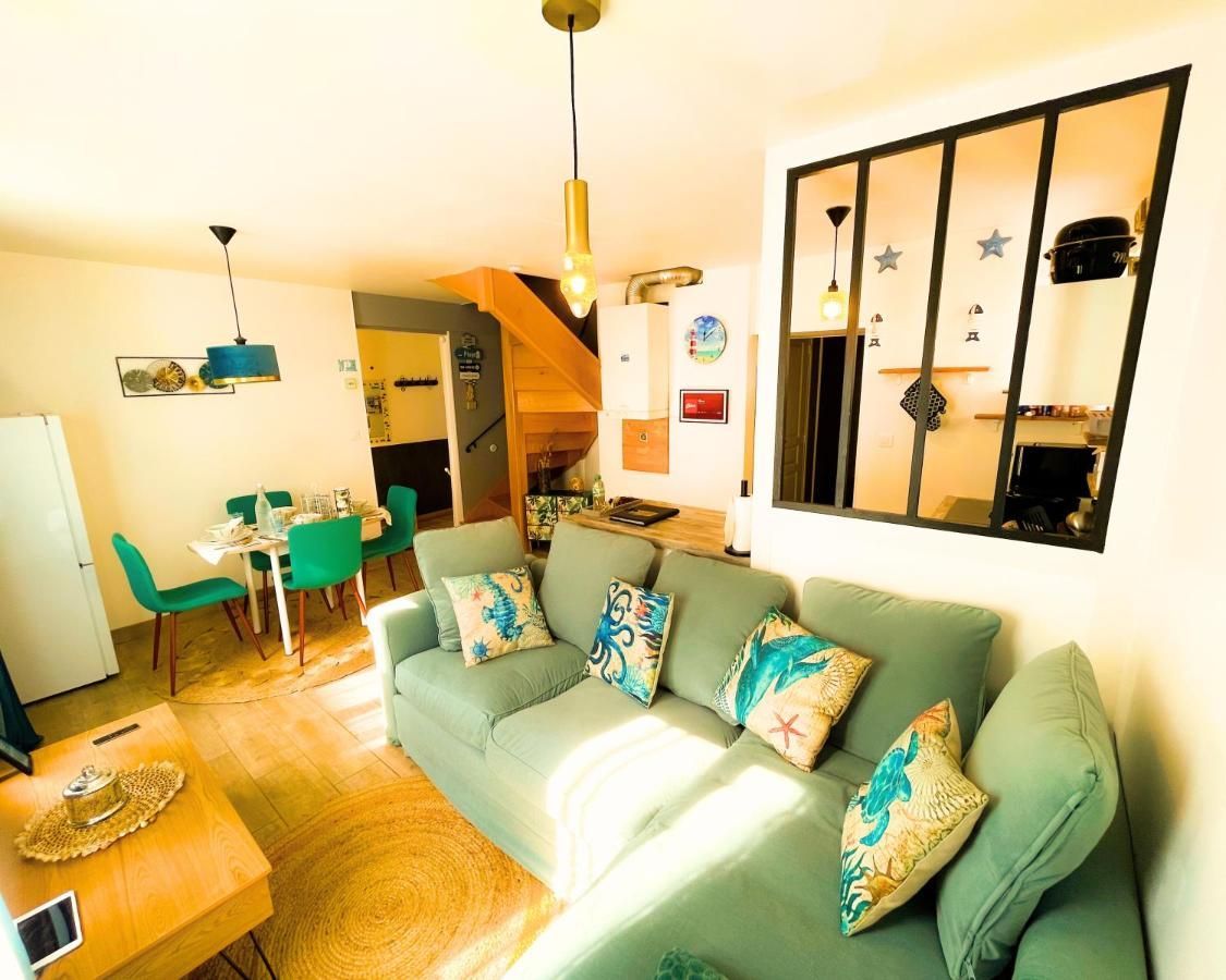 Vue du canapé dans le salon du gite le Giulia House à proximité d'Etretat
