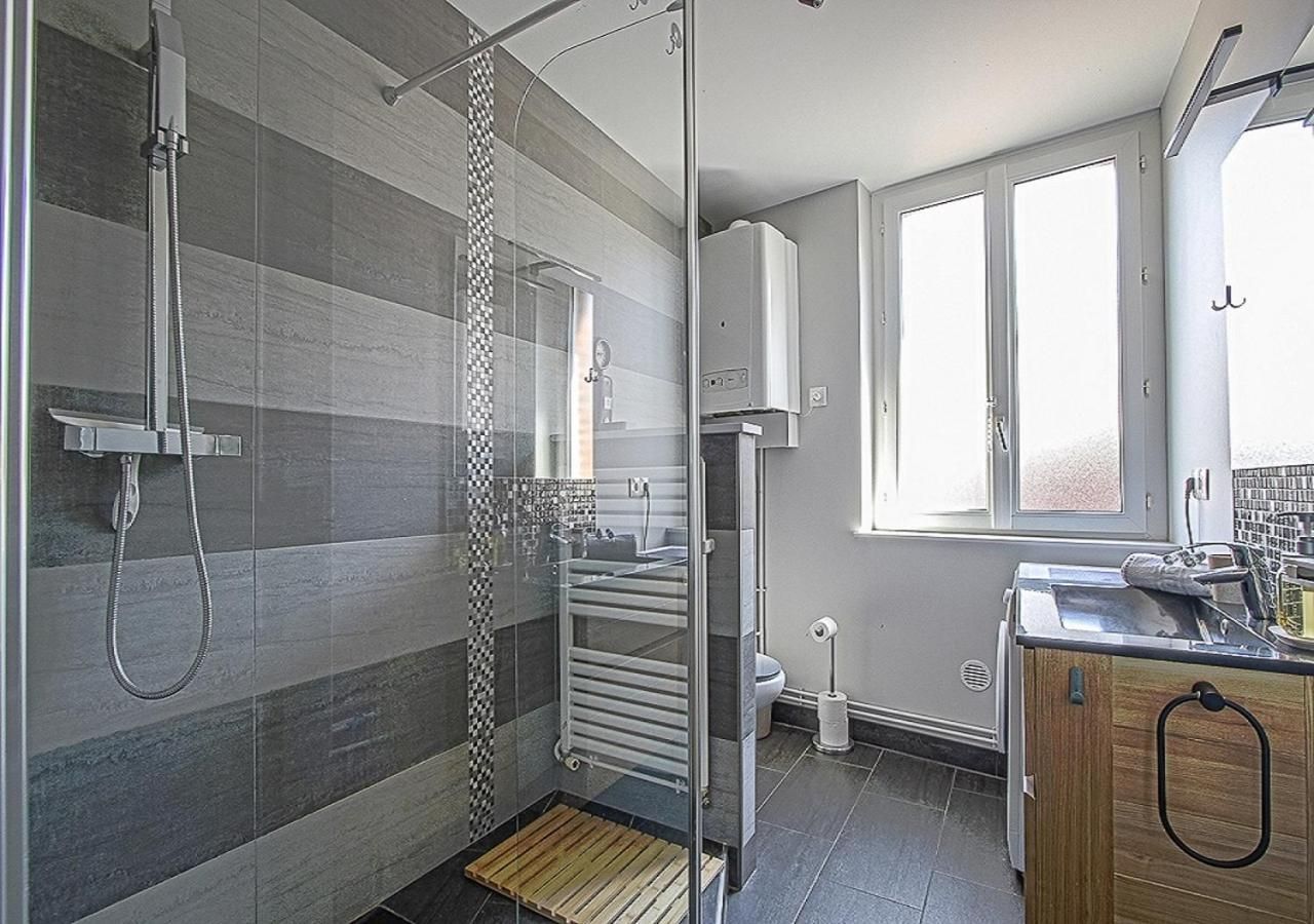 Salle de bain avec jolie douche