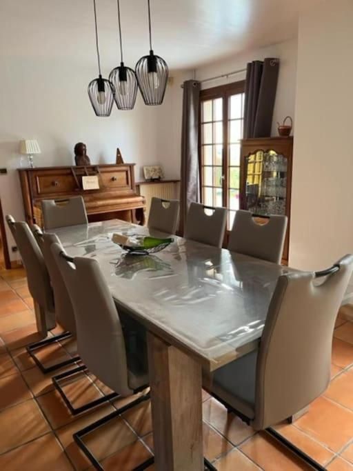Photo du séjour salon du gite avec une table et 8 chaises
