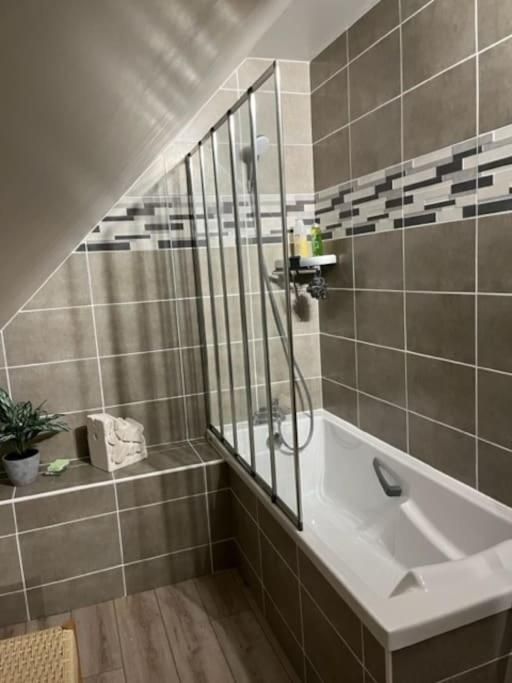 Photo de la salle de bain du gite avec une baignoire