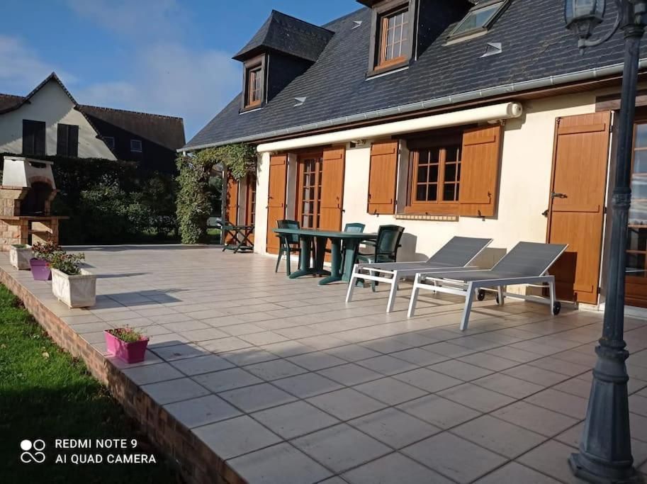 Photo de la terrasse du gite d'un autre point de vue avec un salon de jardin