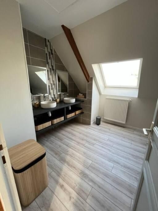 Photo d'une salle de bain à l'étage avec douche dans le gite