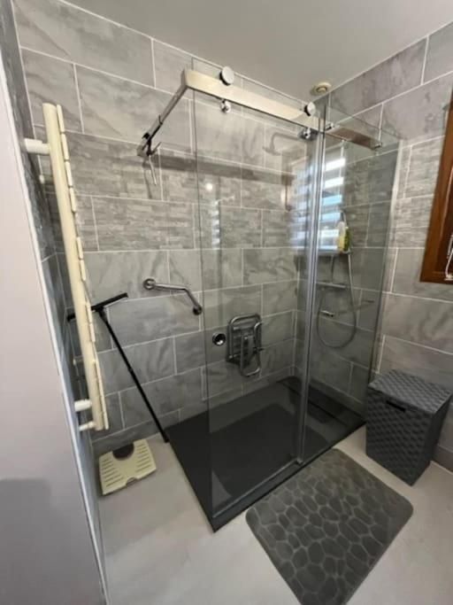Photo de la salle de bain avec la douche à l'italienne