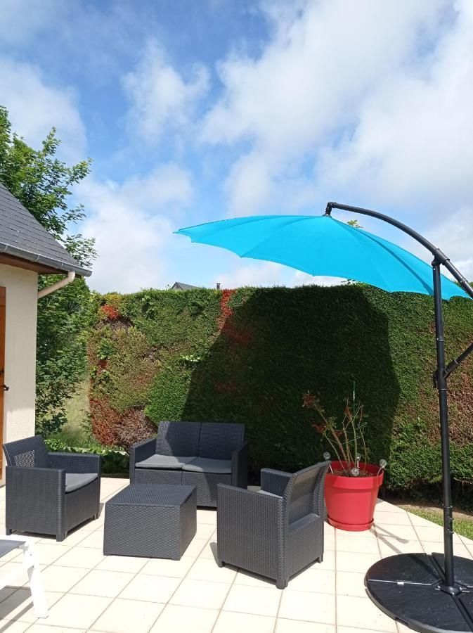 Photo de la terrasse du gite avec un salon de jardin