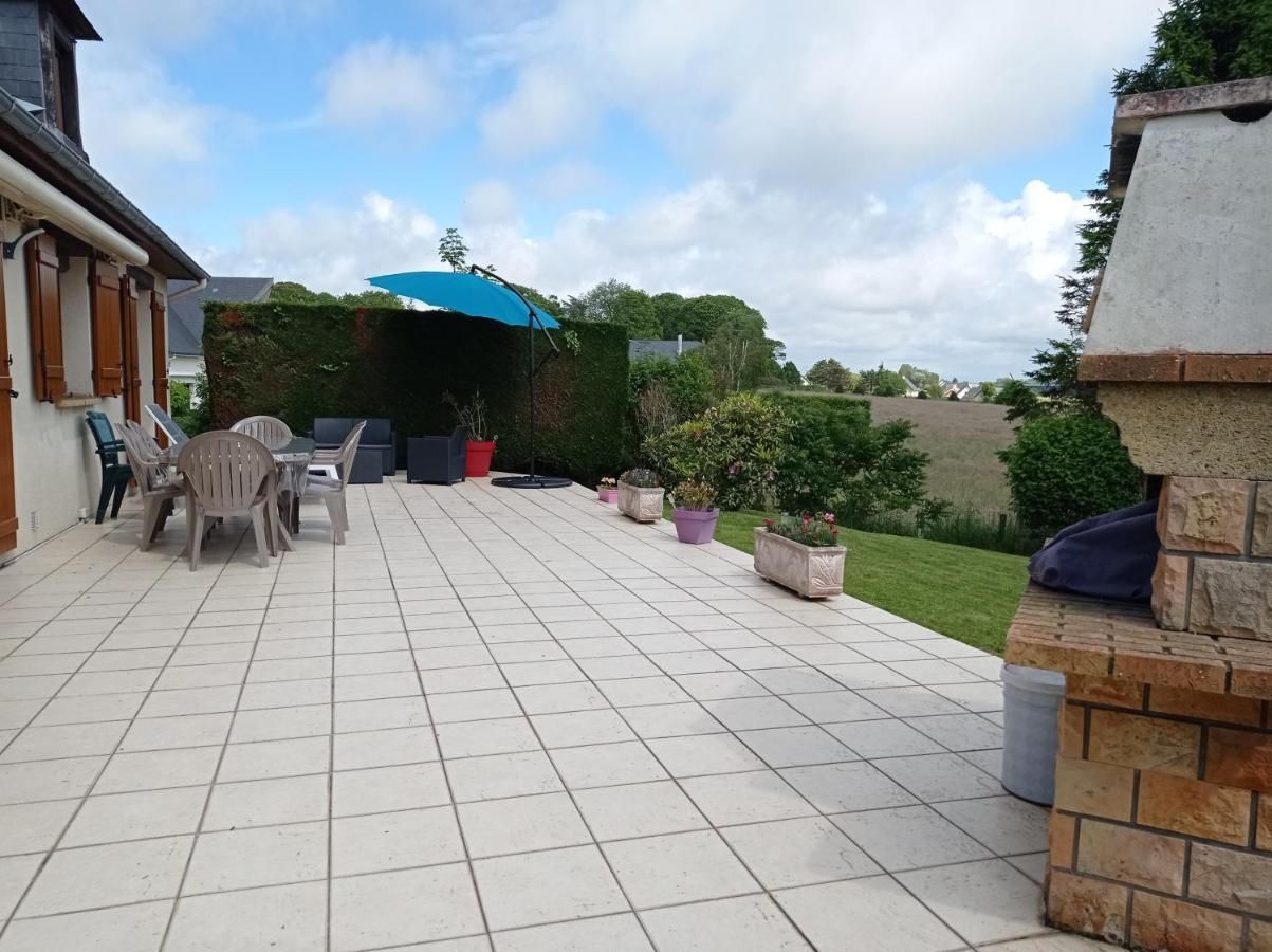 Photo de la terrasse et du jardin du gite